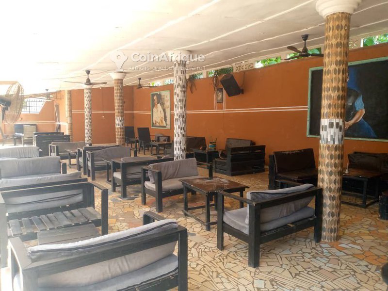 Immeuble exceptionnel de 15 chambres avec bar spacieux et parking privé