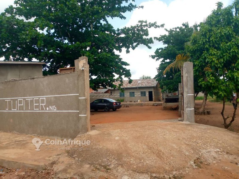 Immeuble exceptionnel de 15 chambres avec bar spacieux et parking privé