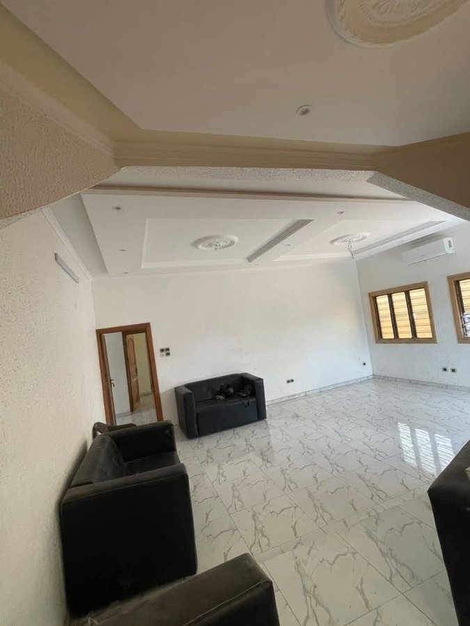Villa spacieuse de 3 chambres avec jardin et garage dans un quartier sécurisé
