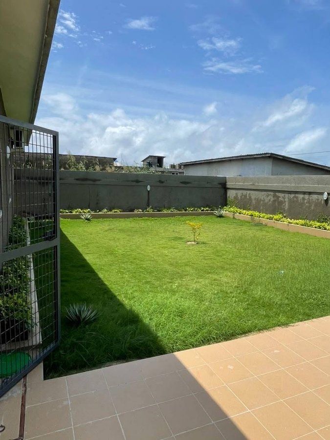 Villa spacieuse de 3 chambres avec jardin et garage dans un quartier sécurisé