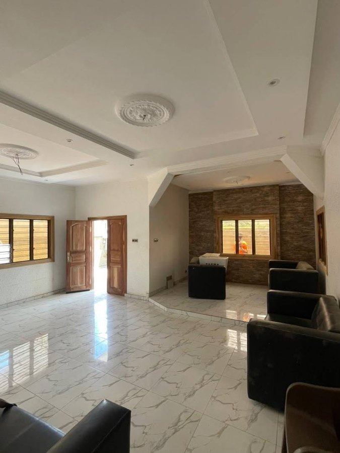Villa spacieuse de 3 chambres avec jardin et garage dans un quartier sécurisé