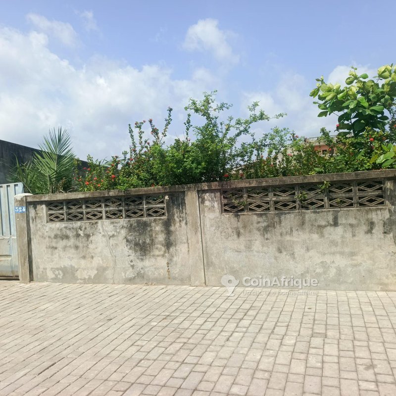 Terrain clôturé de 387 m² en bordure de pavés à Vedoko Setovi