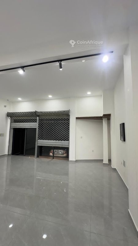 Magasin spacieux de 60 m² avec places de parking réservées