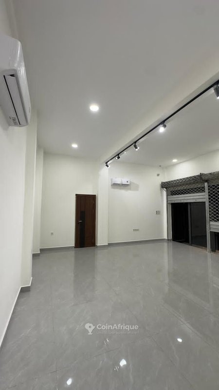 Magasin spacieux de 60 m² avec places de parking réservées