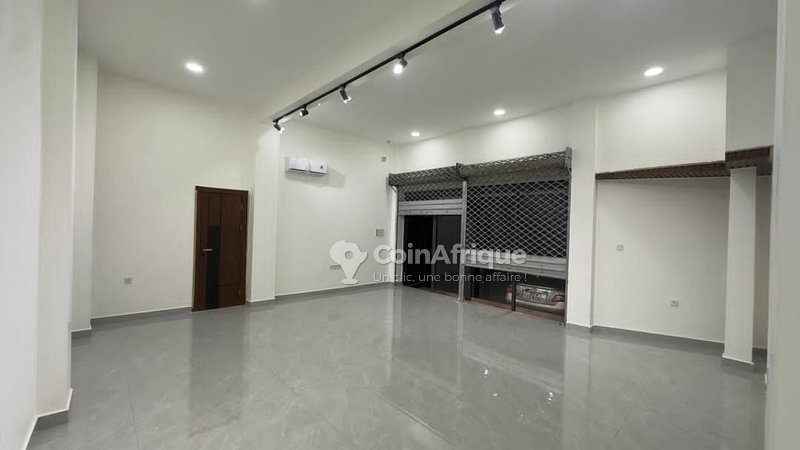 Magasin spacieux de 60 m² avec places de parking réservées