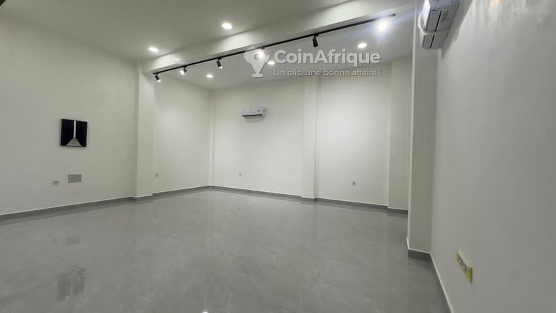 Magasin spacieux de 60 m² avec places de parking réservées