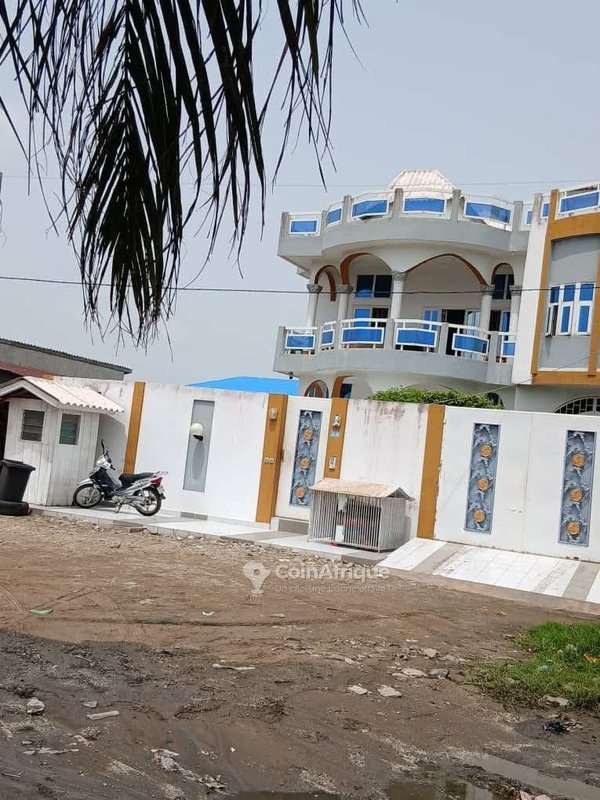 Villa luxueuse de 7 chambres avec terrasses et garages spacieux