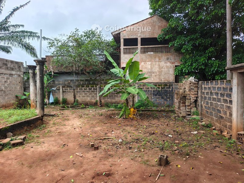 Terrain constructible avec maison inachevée de 4 pièces et documents légaux complets