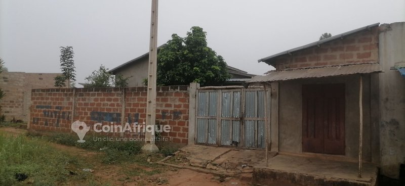 Villa luxueuse de 3 chambres avec salon spacieux et grand terrain