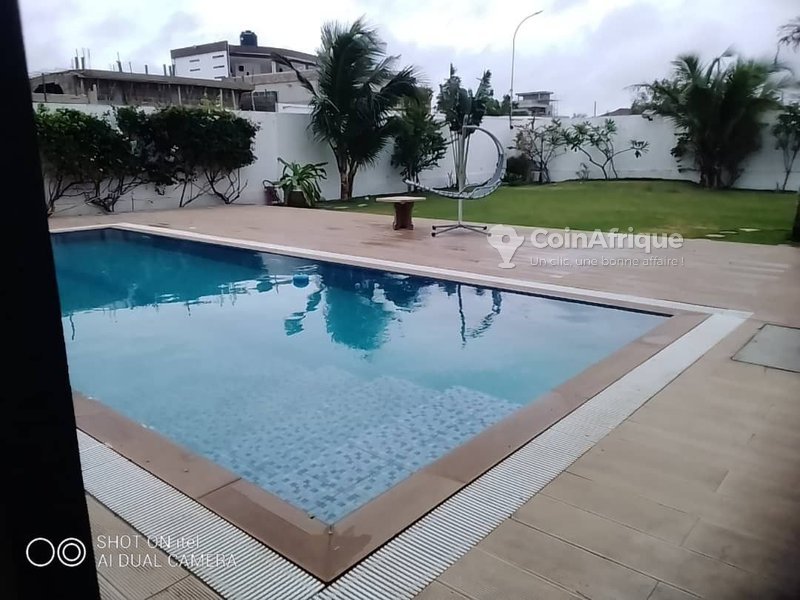 Villa luxueuse de neuf pièces avec piscine et vue sur la mer