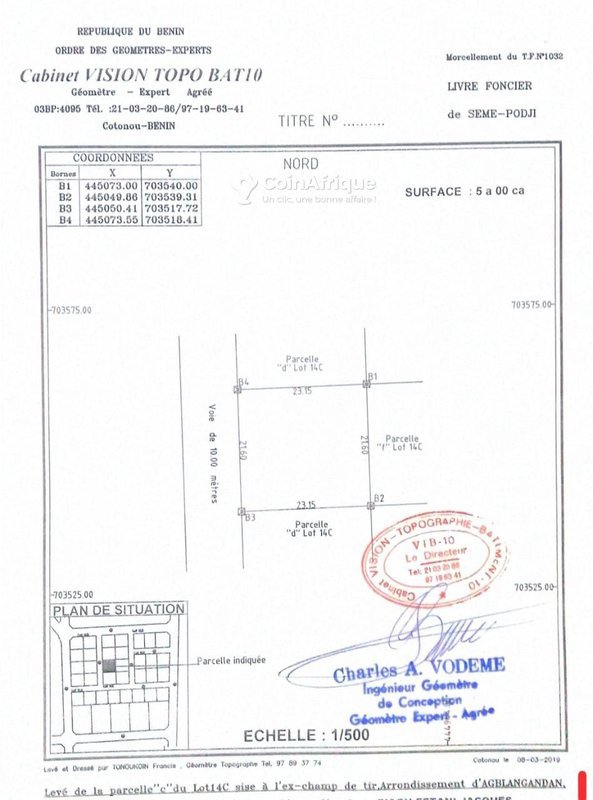 Terrain clôturé de 1000 m² avec titre foncier donnant sur deux rues