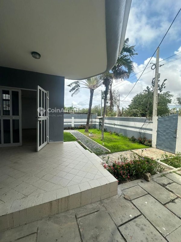 Villa duplex de 4 pièces avec jardin et titre foncier