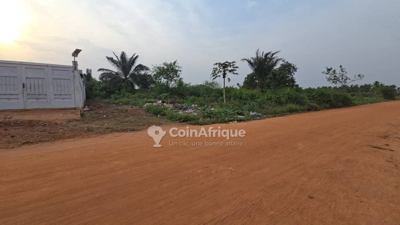 Terrain spacieux de 2003 m² avec titre foncier personnel en zone résidentielle privilégiée