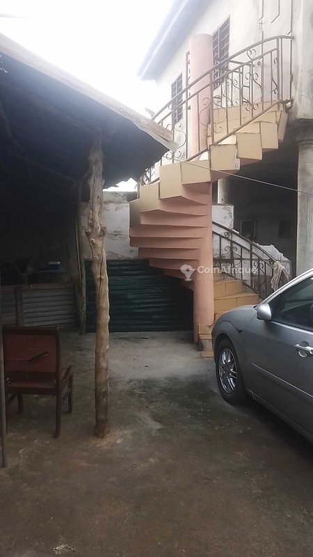 Maison locative de 4 pièces avec boutiques et titres fonciers complets