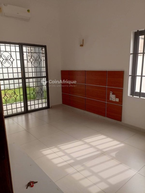 Immeuble duplex moderne de 5 pièces avec titre foncier et dépendances