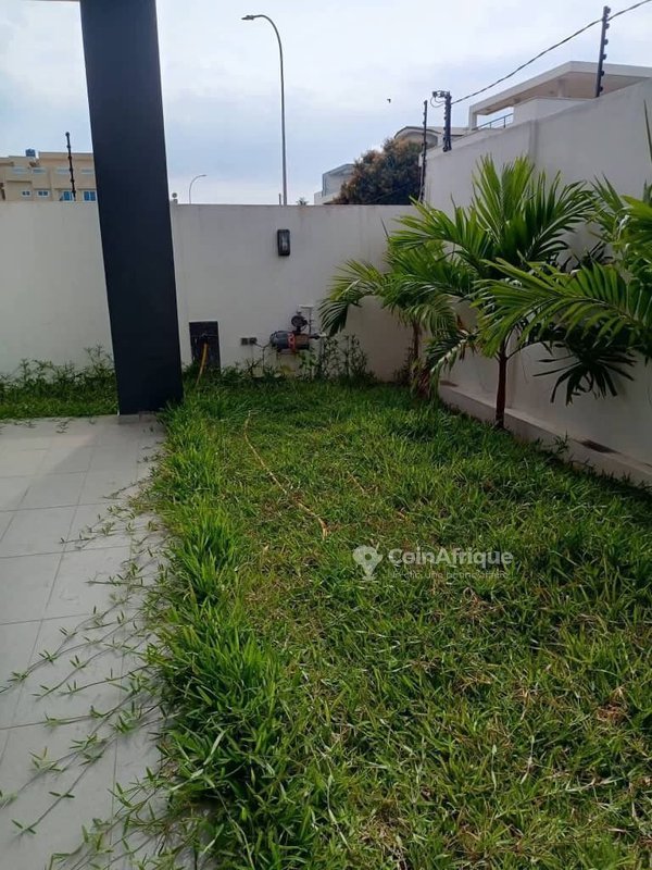 Immeuble duplex moderne de 5 pièces avec titre foncier et dépendances