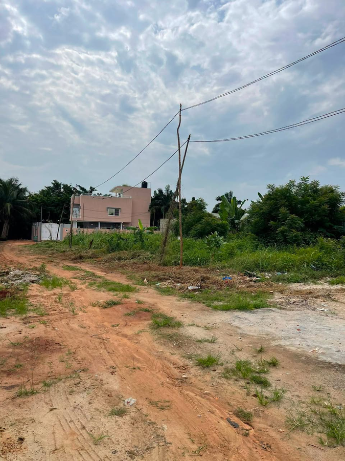 Terrain spacieux de 398 m² avec titre foncier sécurisé