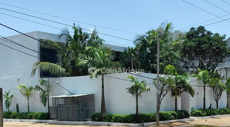 Villa duplex moderne de 4 pièces avec jardin aménagé et titre foncier