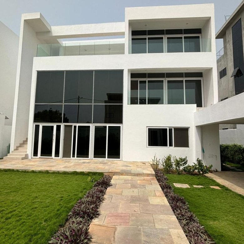 Villa luxueuse de 4 chambres avec climatisation et jardin spacieux