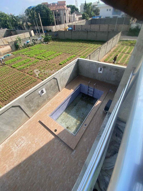 Villa luxueuse de 5 pièces avec piscine et vue sur la mer