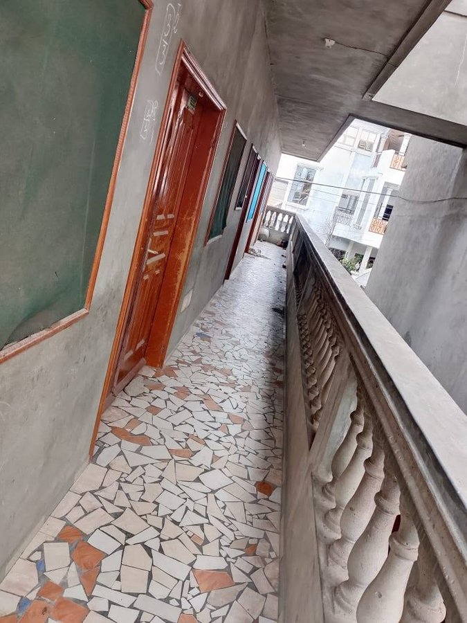 Appartement de 2 pièces avec douche indépendante et placards muraux