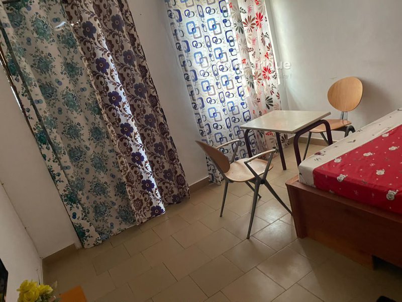Appartement meublé d'une pièce avec cadre sécurisé et confort optimal