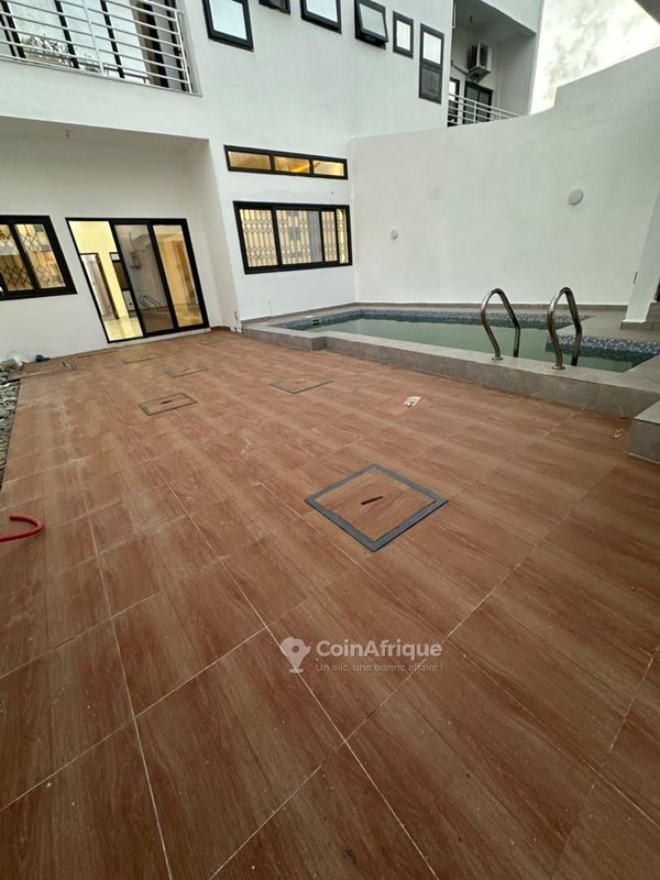 Villa luxueuse de 4 pièces avec piscine et vue sur la plage