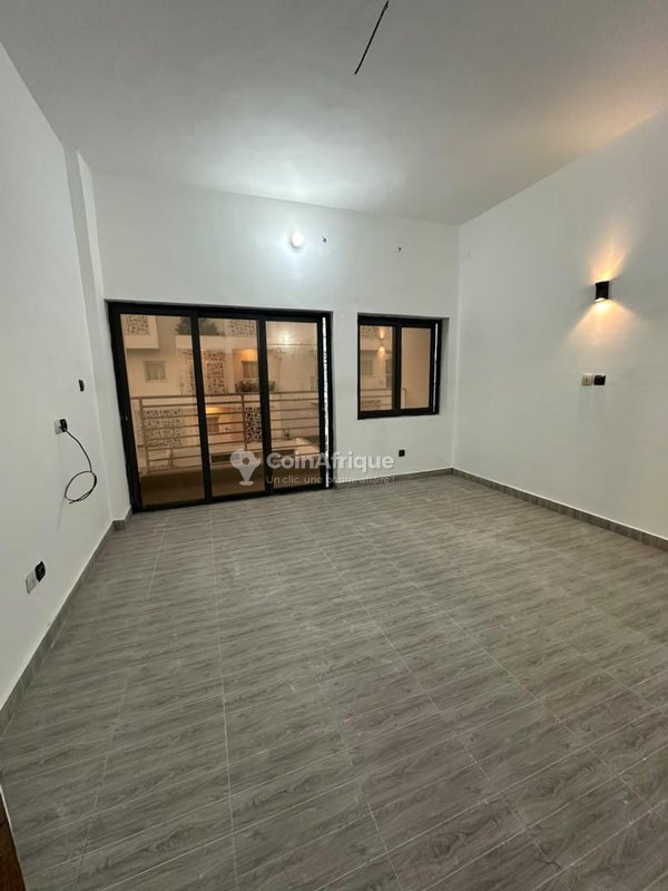 Villa luxueuse de 4 pièces avec piscine et vue sur la plage