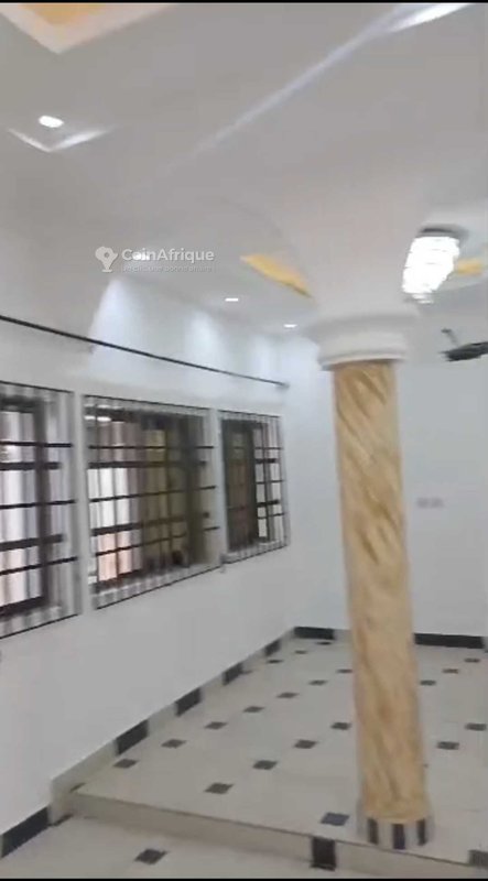 Villa luxueuse de 2 pièces avec boutique et plafond décoratif