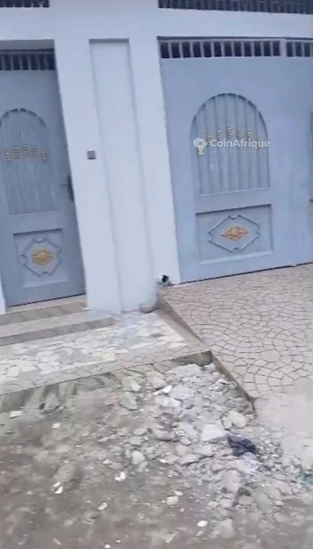 Villa luxueuse de 2 pièces avec boutique et plafond décoratif