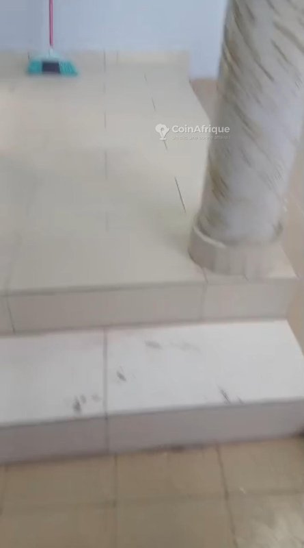 Villa luxueuse de 2 pièces avec boutique et plafond décoratif