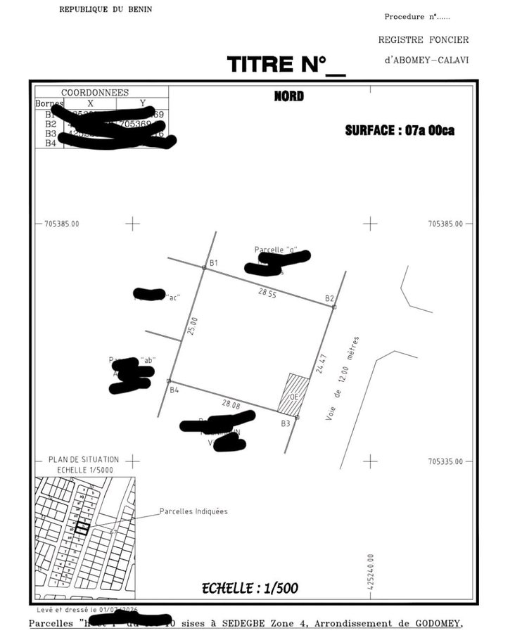 Terrain constructible clôturé avec 2 boutiques et voie de 15 mètres