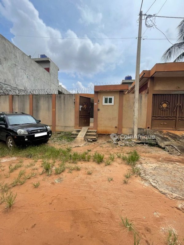 Fondation R+1 spacieuse avec 3 chambres et garage double en zone stratégique