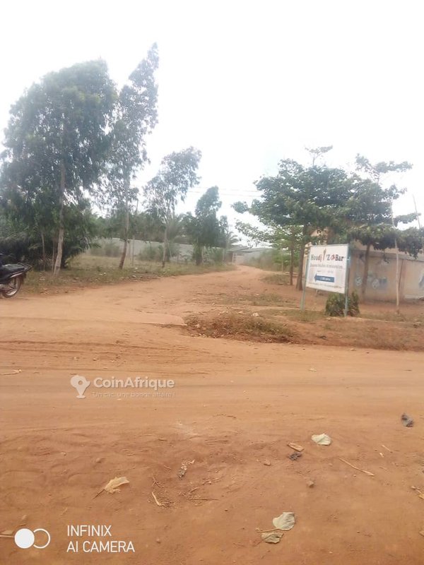 Terrain constructible de 400 m² avec voie large et emplacement stratégique