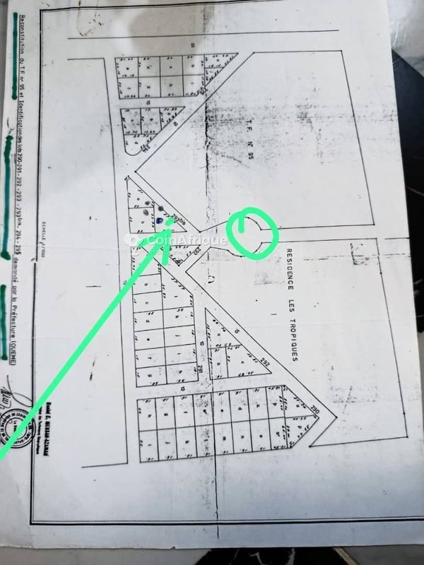 Terrain en vente avec emplacement stratégique en angle de rue
