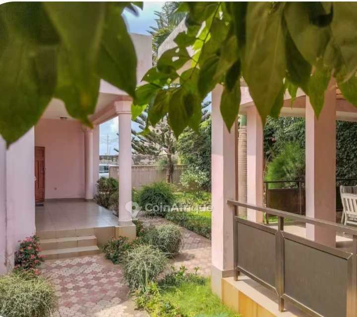Villa luxueuse de 3 chambres avec jardin, carbet et accès direct à la plage