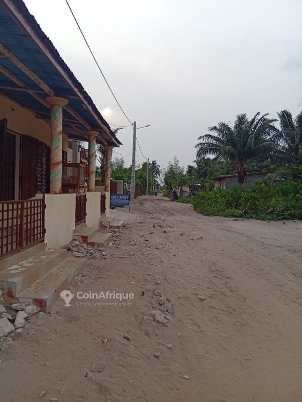 Terrain exceptionnel de 50 hectares avec voies de 10 mètres et opportunités uniques