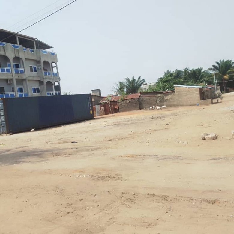 Terrain de 400 m² avec titre foncier en cours dans un emplacement stratégique