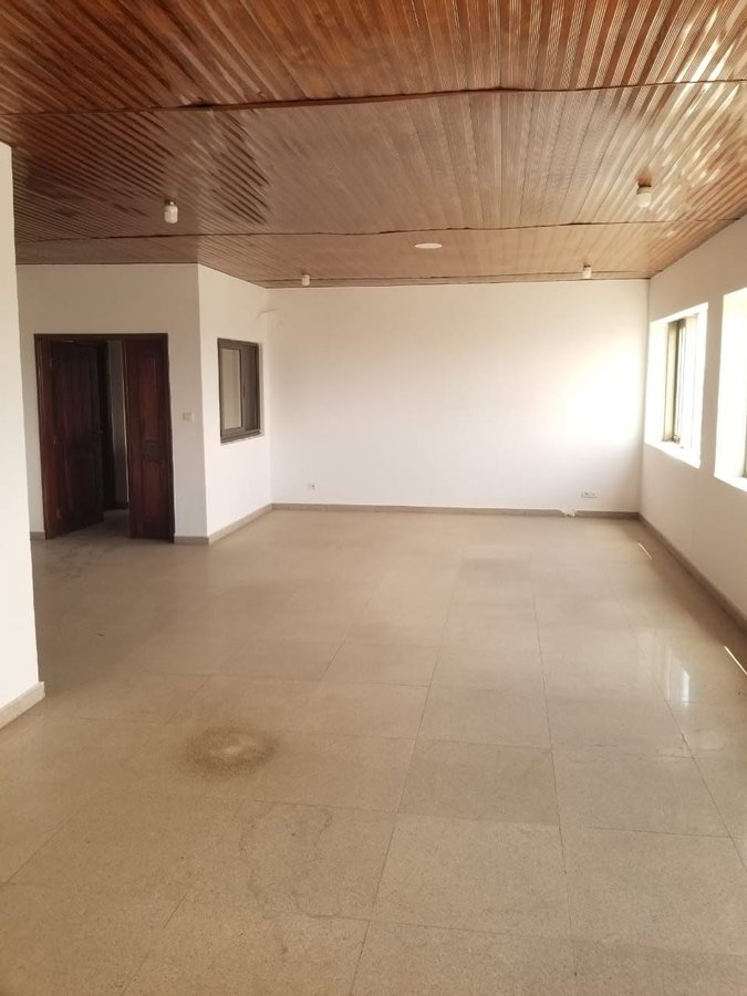 Bureau spacieux de 3 pièces avec ascenseur et balcon en plain-pied