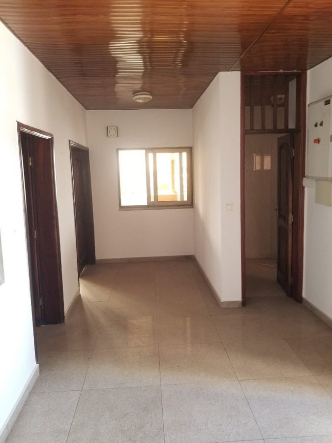 Bureau spacieux de 3 pièces avec ascenseur et balcon en plain-pied