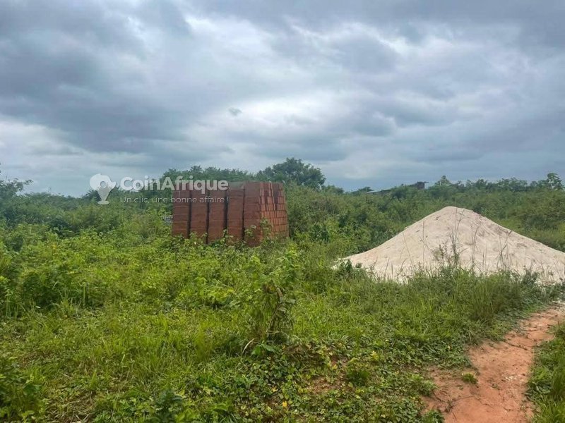 Terrain constructible idéalement situé avec opportunité d'investissement à proximité des commodités