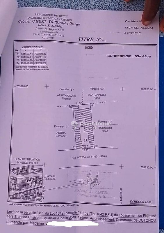 Terrain constructible de 345 m² avec documents légaux complets en bordure de rue pavée