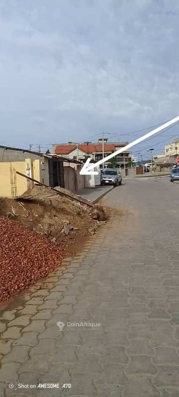 Terrain constructible de 345 m² avec documents légaux complets en bordure de rue pavée