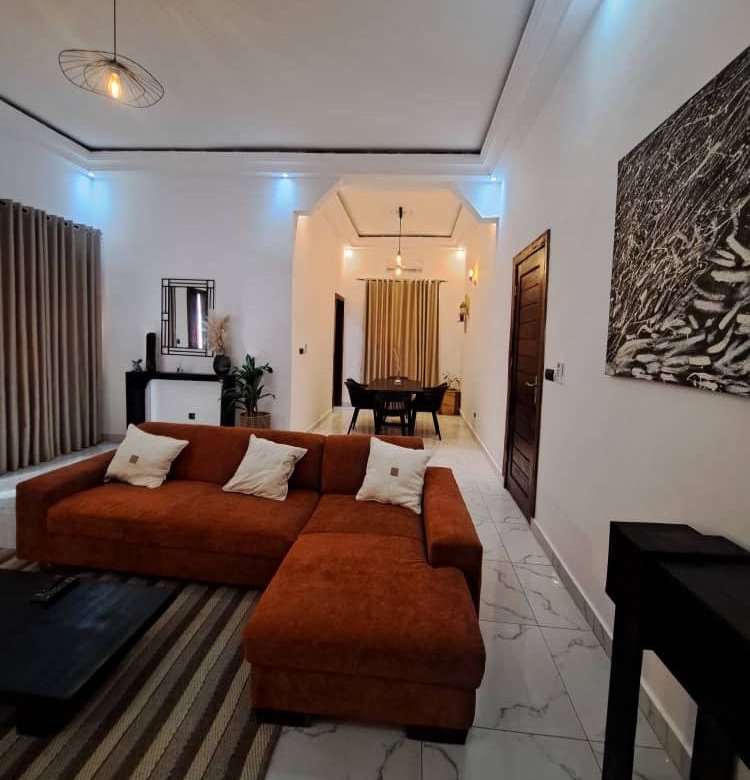 Appartement meublé de 2 pièces avec salon spacieux et emplacement privilégié