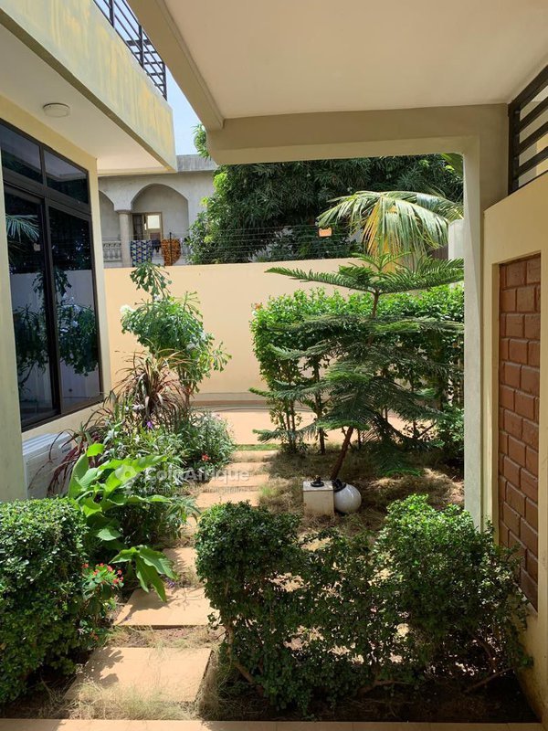 Villa luxueuse de 5 pièces avec climatisation, sécurité 24h/24 et jardin