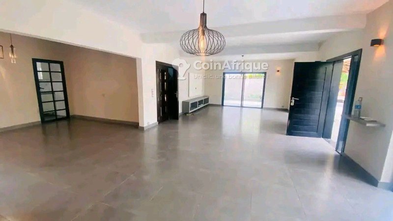 Villa luxueuse de 5 pièces avec piscine privée et jardin spacieux