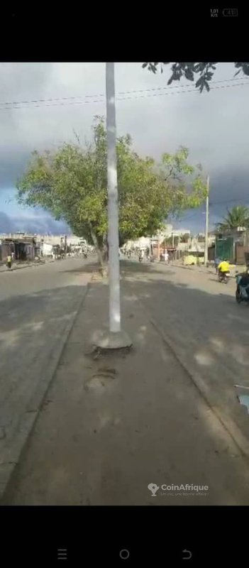 Terrain exceptionnel de 600 m² en bordure de double voie pavée avec papiers complets