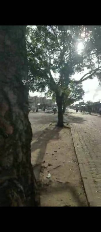 Terrain exceptionnel de 600 m² en bordure de double voie pavée avec papiers complets