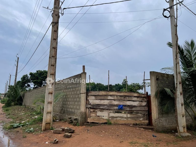 Terrain exceptionnel de 798 m² avec titre foncier personnel et clôture en angle de rue