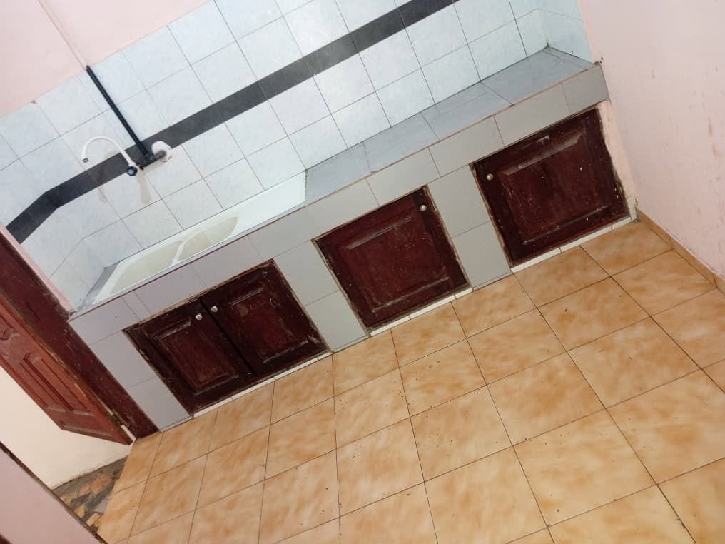 Appartement lumineux de 2 pièces avec cuisine séparée et arrière-cour spacieuse
